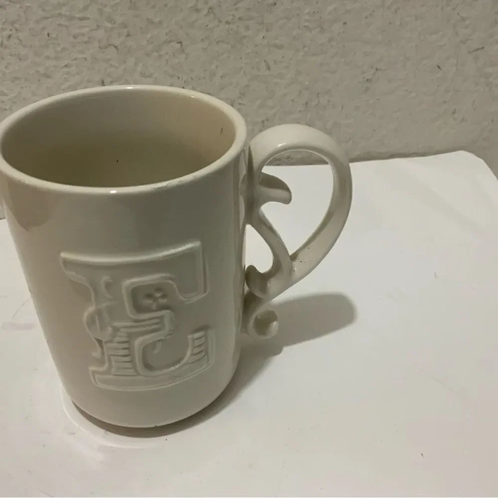 Mudpie ceramic white/cream mug with capital E, ornate handle Excellent B6
